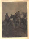 Ich mit Wachtmeister "Gratza", rückwärts Chauffeur "Suchy" auf Wachtmeisters Pferd im April 1915 (linker Ärmel "36" = FFA 36)